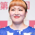 丸山桂里奈「シールを顔面に貼られました」2歳長女との2ショット公開「いたずらっ子で可愛い」「微笑ましい」と反響 画像