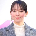 吉岡里帆、美背中際立つ振り向きショット公開「神々しい」「エレガント」と熱視線 画像