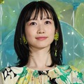 岡本夏美、美ウエストチラリ タイトニットコーデに反響「完璧すぎる美腹筋」 画像