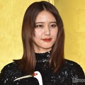 山崎紘菜、ショーパン×ファーブーツで美脚際立つ「脚真っ直ぐで綺麗」「スタイル良すぎ」と反響 画像