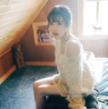 櫻坂46松田里奈、屋根裏部屋での“ふわふわニット”姿 1st写真集先行カット解禁【まつりの時間】 画像