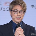 田村淳、娘2人と豪華クリスマスツリー飾り付け「大きくてゴージャス」「娘さん可愛い」と反響 画像