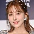 三上悠亜、胸元ざっくり水色ドレス姿にファン悶絶「セクシーで魅力的」「見惚れてしまう」 画像