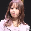 乃木坂46佐藤璃果、美肩輝くオフショルニットワンピ姿披露「レベチな可愛さ」「目が釘付け」と反響 画像