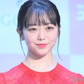 峯岸みなみ「紅白」裏側で“親戚スーパーアイドル”と2ショット「激アツすぎる」「血縁関係強い」と反響 画像