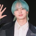Hey! Say! JUMP伊野尾慧、青髪で雰囲気ガラリ ナレーション収録前にはメンバーと会話 画像
