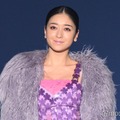 静岡生まれ・みちょぱ、紫ドレス×ファーコートで女王級オーラ 圧巻美脚透ける凱旋ランウェイ【TGCしずおか2026】 画像