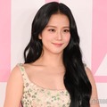 BLACKPINKジス、美脚全開のミニワンピ姿公開 ハローキティとの手繋ぎ2ショットに「可愛いが渋滞」「透明感すごい」と反響 画像