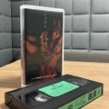 呪怨』『呪怨2』〈4K：Vシネマ版〉限定予約版特典 「呪怨」復刻版VHS©東映ビデオ