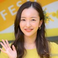 板野友美、黒タイツコーデで美脚際立つ「顔小さすぎる」「スタイル異次元」と熱視線 画像