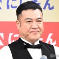 アンタッチャブル山崎弘也、松葉杖でロケ参加 怪我の理由明かしスタジオ驚き「山口じゃなくて病院行ってください！」 画像