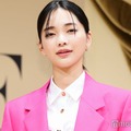 見上愛、ミニスカセットアップで美脚披露「立ち姿が美しい」「ため息が出る綺麗さ」の声 画像