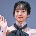 山之内すず「なれないスカート」貴重なミニスカ×タイツコーデ披露「レア」「着こなしが格好良い」の声 画像