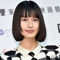 橋本愛、美デコルテ際立つベアトップ姿披露に視線集中「ため息が出る美しさ」「もはや芸術品」 画像