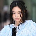 BLACKPINKジェニー、美ボディライン際立つタイトシルエット衣装披露「完璧」「レベチのスタイル」の声 画像