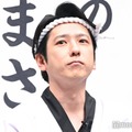 二宮和也、“酒場の大将”姿で会見登場 表情で役作り「フェイスがベビーなもので…」 画像