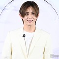 Hey! Say! JUMP山田涼介、羽舞う扉から登場 “得意分野”で撮影1発OK「アイドルとして結構羽吹かせてもらっていたので」 画像