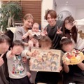 辻希美、家族集合！義母のお誕生日会SHOT公開「似顔絵をプレゼント」「泣いて喜んでくれました」 画像