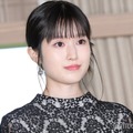 福本莉子、色白美脚輝くミニスカ制服姿に絶賛の声「現役でもいける」「透明感すごい」 画像
