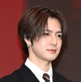 INI佐野雄大、ゲスト審査員として登場 “顔”にまさかのハプニング「可愛い」の声受ける【タテ読みマンガアワード】 画像