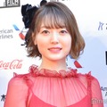 花澤香菜、ミニ丈＆黒タイツで美脚際立つ「スタイル良すぎ」「服装めちゃくちゃ可愛い」と反響 画像