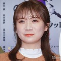 秋元真夏、真紅ノースリドレスで美スタイル際立つ「スタイル良すぎる」「女神」と絶賛の声 画像