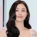 TWICEジヒョ、チューブトップ姿で美腹筋披露「女神」「憧れボディ」とファン絶賛 画像