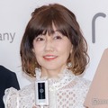 “AKB48センター”話題の松本伊代、膝上ミニスカ衣装姿披露「まだまだ現役ですね」「スタイル抜群」と反響 画像