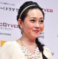 浅香唯「サングラスに写りこんでしまった旦那と娘」ユニークな家族ディズニーショット公開「2人とも可愛い」「旦那さんもちゃんと被り物被ってる」の声 画像