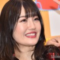 “可愛すぎる新喜劇女優”小寺真理、ミニ丈プリーツスカートから美脚際立つ「スタイル抜群」「脚に目がいく」 画像