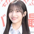 AKB48メンバー、美脚＆ウエストのぞくミニスカ全身ショットに反響「頭身バランス完璧」「ギャルっぽさが最高」 画像