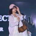 しなこ、暗髪ボブで雰囲気ガラリ 美脚輝くミニワンピコーデでランウェイ闊歩「一瞬誰かと」「スタイル抜群」と話題【TGC2026 S/S】 画像