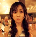 乃木坂46川崎桜、幸せいっぱい“もぐもぐショット”公開 1st写真集先行カット第11弾解禁【エチュード】 画像