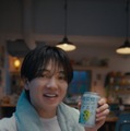 Travis Japan宮近海斗、初の単独CM出演 ほろ酔い笑顔で“彼氏感”たっぷり 画像