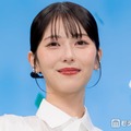 浜辺美波“アシンメトリーなボブヘア”で雰囲気一変「未来感すごい」「難易度が高い髪型なのに完璧」と反響 画像