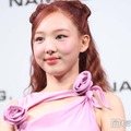 TWICEナヨン、透け感タイツ×ショーパンコーデで美脚チラリ「女神降臨」「スタイリング完璧」と絶賛の声 画像