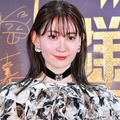 小嶋陽菜、胸元開きノースリワンピ姿に絶賛の声「南国の女神」「華やか」 画像
