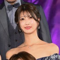 美人アナウンサー、美肌輝く大胆背中開きキャミワンピ姿に絶賛の声「大人の色気」「スタイル良くて憧れる」 画像