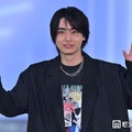 豊田裕大、 黄色い歓声に笑顔でお手振り ジャケット×プリントTシャツで遊び心溢れる着こなし【ガルアワ2026SS】 画像
