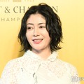 真木よう子「母とはなんぞや…」顔に0歳娘の脚乗るショット公開「むちむちあんよが可愛い」「赤ちゃんあるある」と話題 画像