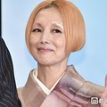 夏木マリ、胸元全開黒ドレス姿に絶賛の声「さすがの着こなし」「カッコ良すぎる」 画像