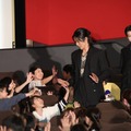 子どもたちとハイタッチも！目黒蓮＆高橋文哉、ファミリー試写会サプライズ登壇で会場大盛り上がり 画像