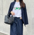 品格が出る【ネイビーのダブルジャケット】。ロゴT×ワイドデニムに羽織った知的でカジュアルな着こなし【40代の毎日コーデ】 画像