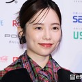 島崎遥香、前髪ぱっつんにチェンジ 美ウエストのぞくミニTコーデに「スタイル良すぎる」「雰囲気変わる」の声 画像