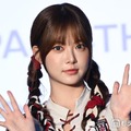 LE SSERAFIMウンチェ、ショーパンから美脚スラリのお出かけショット披露に「脚の長さ異次元」「憧れのスタイル」と反響 画像