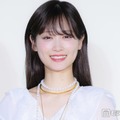 山下美月、ミニ丈ボトムスから伸びる美脚に釘付け「圧倒的な透明感」「細くて長くて綺麗すぎる」の声 画像
