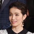 知念里奈、観劇に訪れた「95歳になるおばあちゃん」とのハグショット公開「お祖母様オシャレ」「素敵なお写真」と反響 画像