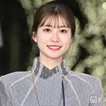 生見愛瑠、美脚輝くミニスカ私服ショット公開「脚長すぎる」「シンプルでスタイル際立つ」と反響 画像