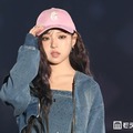 MINAMI、デニムミニワンピで美脚披露 キャップ×スニーカーでスポーティーな装い【サツコレ2026S/S】 画像