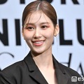 TWICEサナ、アンダーウェアチラ見せデニムコーデで圧巻美ウエスト輝く「くびれが美しすぎる」「女神」と反響続々 画像